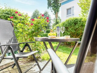 Terrasse mit Tisch und Bestuhlung