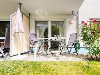 Blick auf die möblierte Terrasse