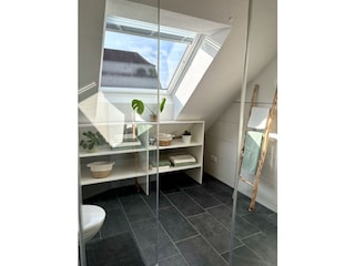 Badezimmer mit Tageslicht
