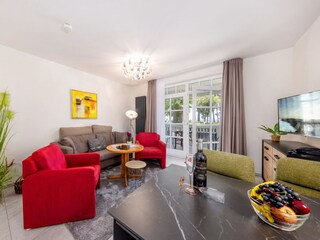 Der Wohnbereich mit Austritt zum Balkon.