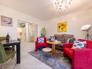 Blick durch den Wohnbereich zum Schlafbereich.