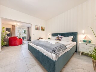 Der Schlafbereich mit Doppelbett ...