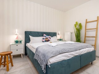 Der Schlafbereich mit Doppelbett ...