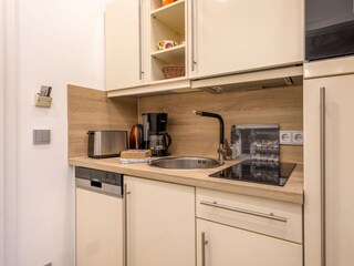 Die kleine Küche mit Geschirrspüler.