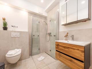 Das Bad mit bodengleicher Dusche und WC.