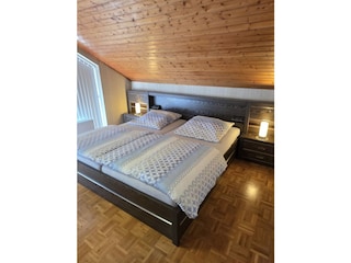 Schlafzimmer zwei mit Balkon