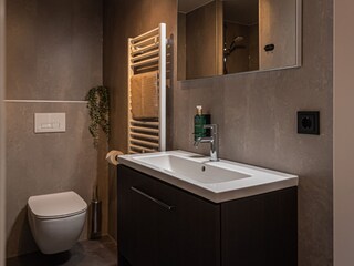 Komplettes Badezimmer mit Dusche und WC