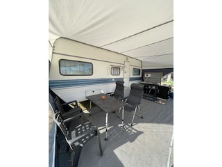 Außensitzgruppe unter dem Sonnendach