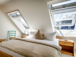 Schlafzimmer mit Doppelbett