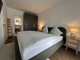 Schlafraum mit Badezimmer