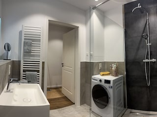 Das Badezimmer mit Waschmaschine