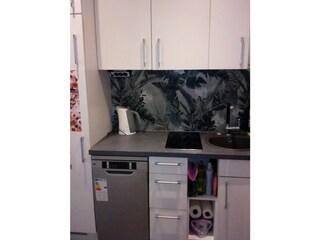 Küche mit Tiefkühlschrank