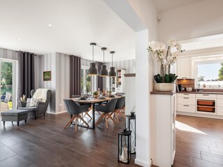 Blick in Wohnzimmer und Küche