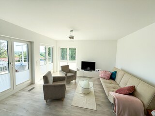 Geräumiges Wohnzimmer