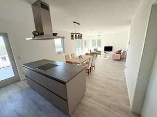 Esstisch und Wohnzimmer im Hintergrund