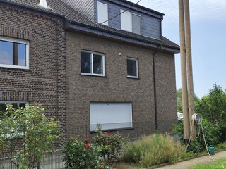 vom Garten aus gesehen im 1 OG gelegen,