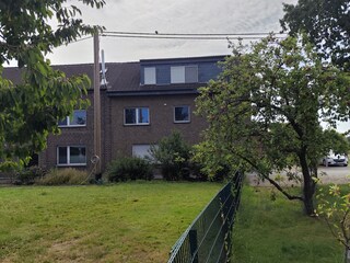 vom Garten aus gesehen im 1 OG gelegen,
