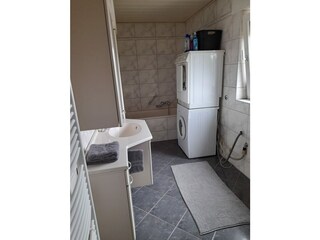 Bad mit Dusche und Wanne, Waschmaschiene  und  Trockner