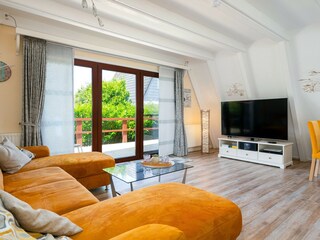 heller Wohnbereich mit Zugang zur Terrasse