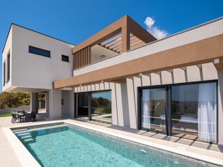 Villa Sevid Outdoor Recording 2