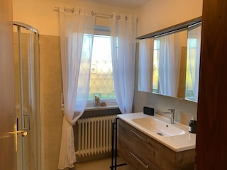 Bad mit Dusche und WC