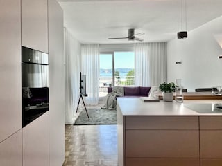 Küche mit Blick zum Wohnzimmer und zum Bodensee