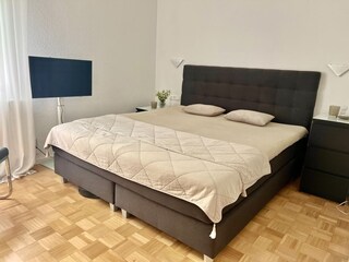 Schlafzimmer mit Internet-Fernseher