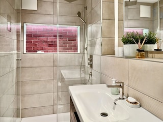 Bad mit Dusche, beheizbares WC, Bidet und Waschbecken