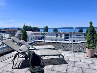 Terrasse mit Sonnenliegen