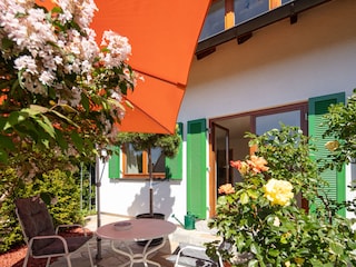 Sonnige Terrasse vor dem Haus