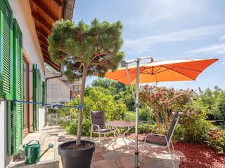 Sonnige Terrasse vor dem Haus