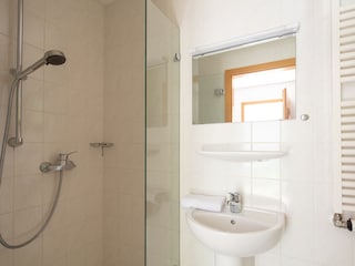 Bad mit Dusche im Erdgeschoss