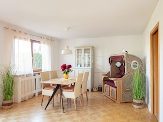 Essbereich mit Tisch, Stühlen und Strandkorb