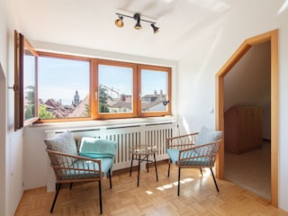 Kleine Sitzgelegenheit im vorderen Schlafzimmer