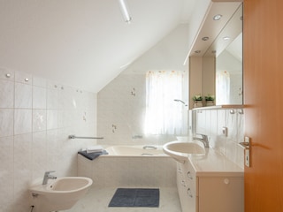 Großzügiges Bad mit Dusche in der Badewanne