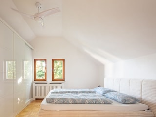 Zweites Schlafzimmer mit Einbauschrank