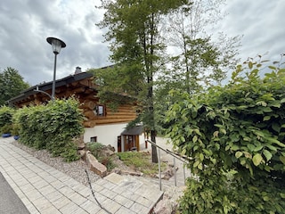 Waldzeitlodge Neuhütten von Straße aus
