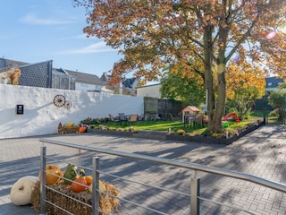 Aussenansicht in den Garten und Parkplätze