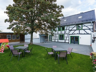 Garten, Parkplätzen und das Ferienhaus Ahorn