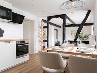 Voll Ausgestattete Küche und heller Essbereich