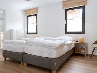 Schlafzimmer 1 mit Doppelbett und Kleiderschrank