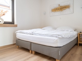 Schlafzimmer 2 mit Doppelbett und Kleiderschrank