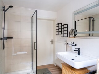 Bad mit Waschtrockner und Wickelkommode