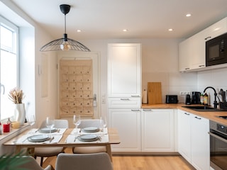 helle voll ausgestattete Küche und Essbereich