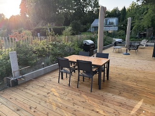 Terrasse mit Essbereich, Loungemöbeln und Sonnenliegen