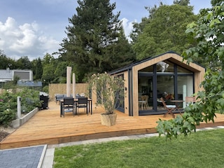 Außenansicht mit Holzdeck