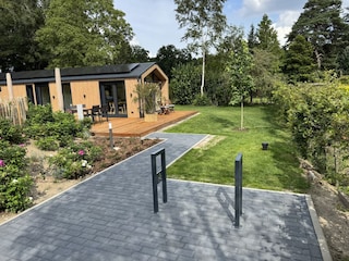 Auffahrt, Parkplatz und Fahrradständer