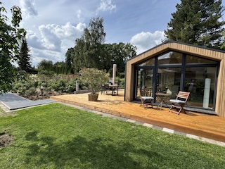 Außenansicht mit Holzdeck