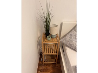 Nachttisch mit Deko