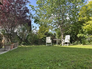 Garten mit zwei Sitzstühlen